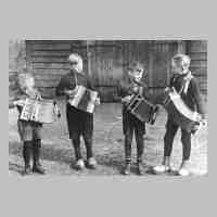 069-0007 Horst Ragnit, Rudi Treppner, Ekkehard Gimbott und Erwin Hollaender 1940 nach einer Musikstunde auf dem Schulhof..jpg